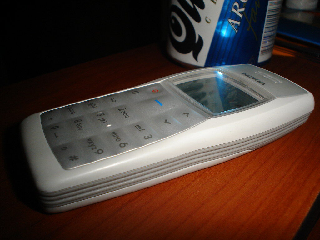 Teléfono Nokia 1100 operativo
