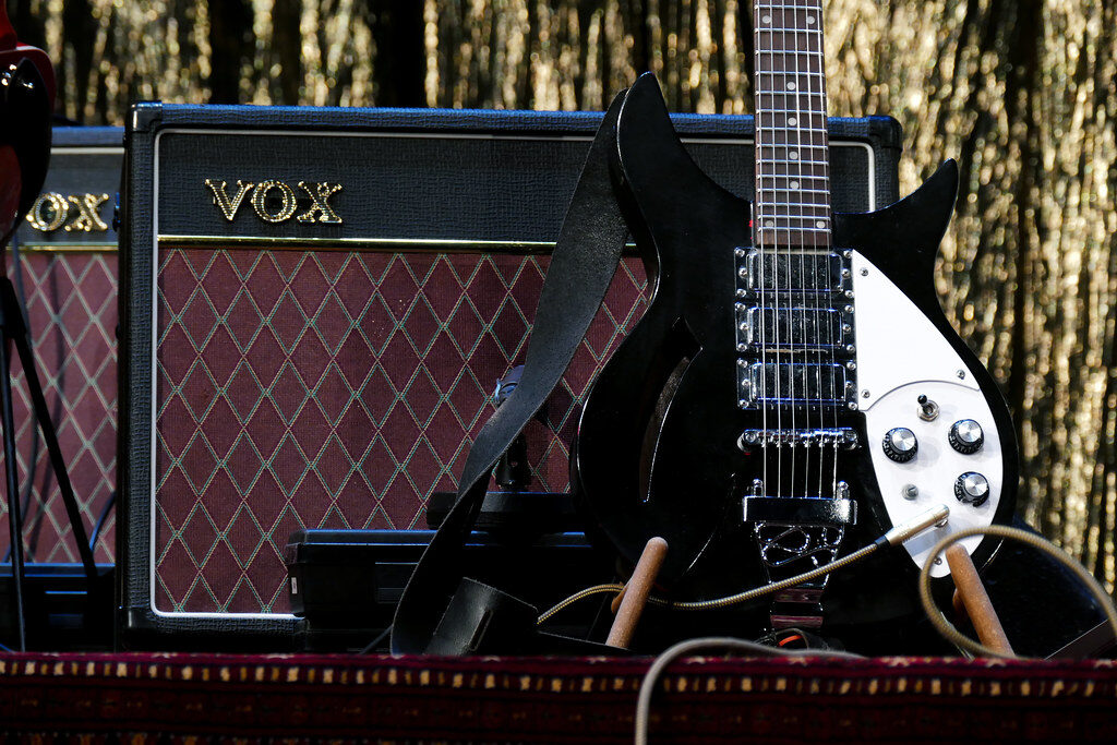 Guitarra eléctrica con ampli chico