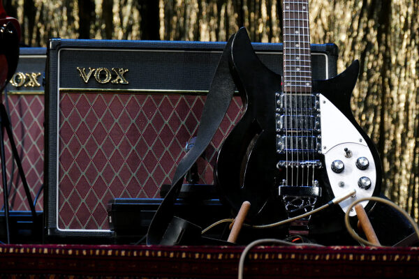 Guitarra eléctrica con ampli chico